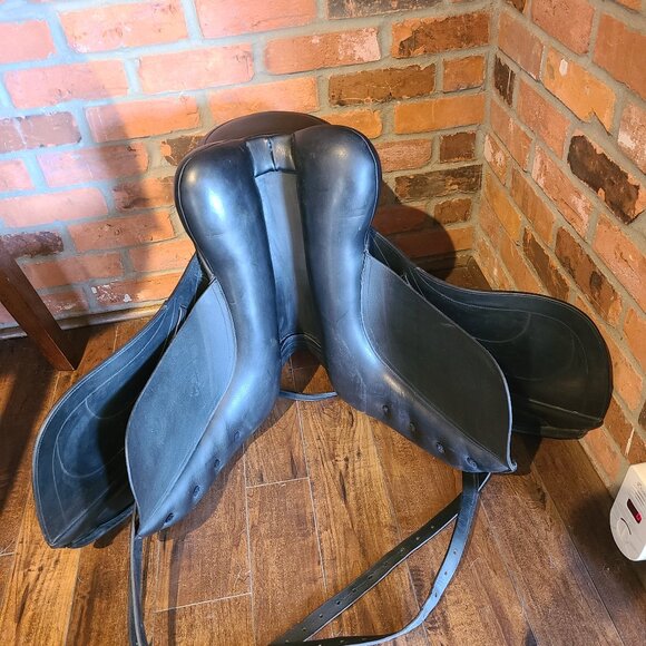 Crosby  18" Monoflap Dressage Saddle with Opti-fit Interchangeable Gullet - Picture 5 of 15